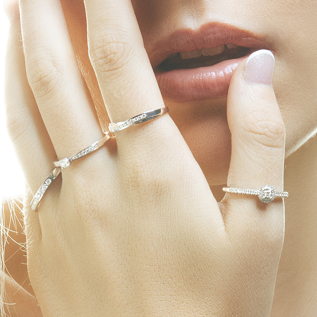 BAGUE DEMI-ALLIANCE AVEC DIAMANTS EN OR BLANC CARATS