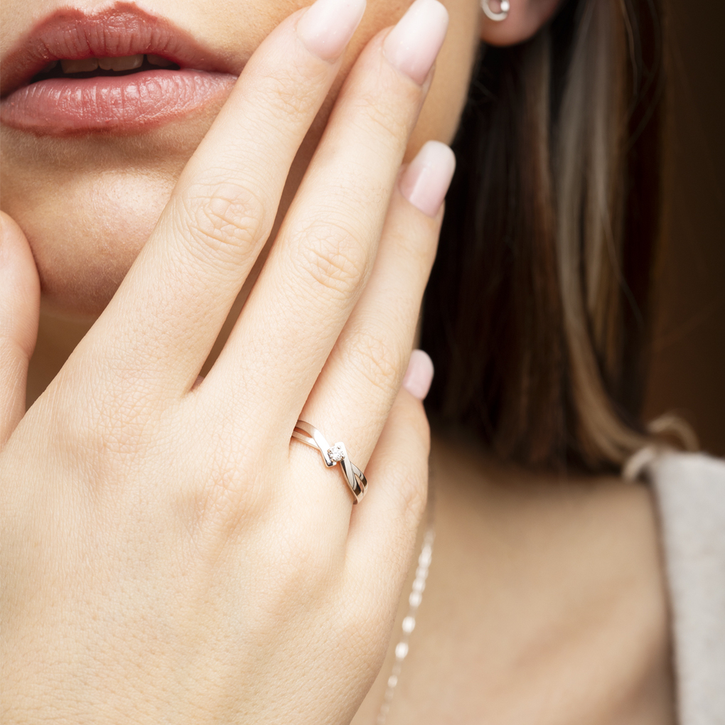 BAGUE CROISÉE AVEC DIAMANT EN OR BLANC DE CARATS